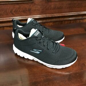 Sketchers Go Walk Travel - Fun Journey - Size 10 Wide - New in Box